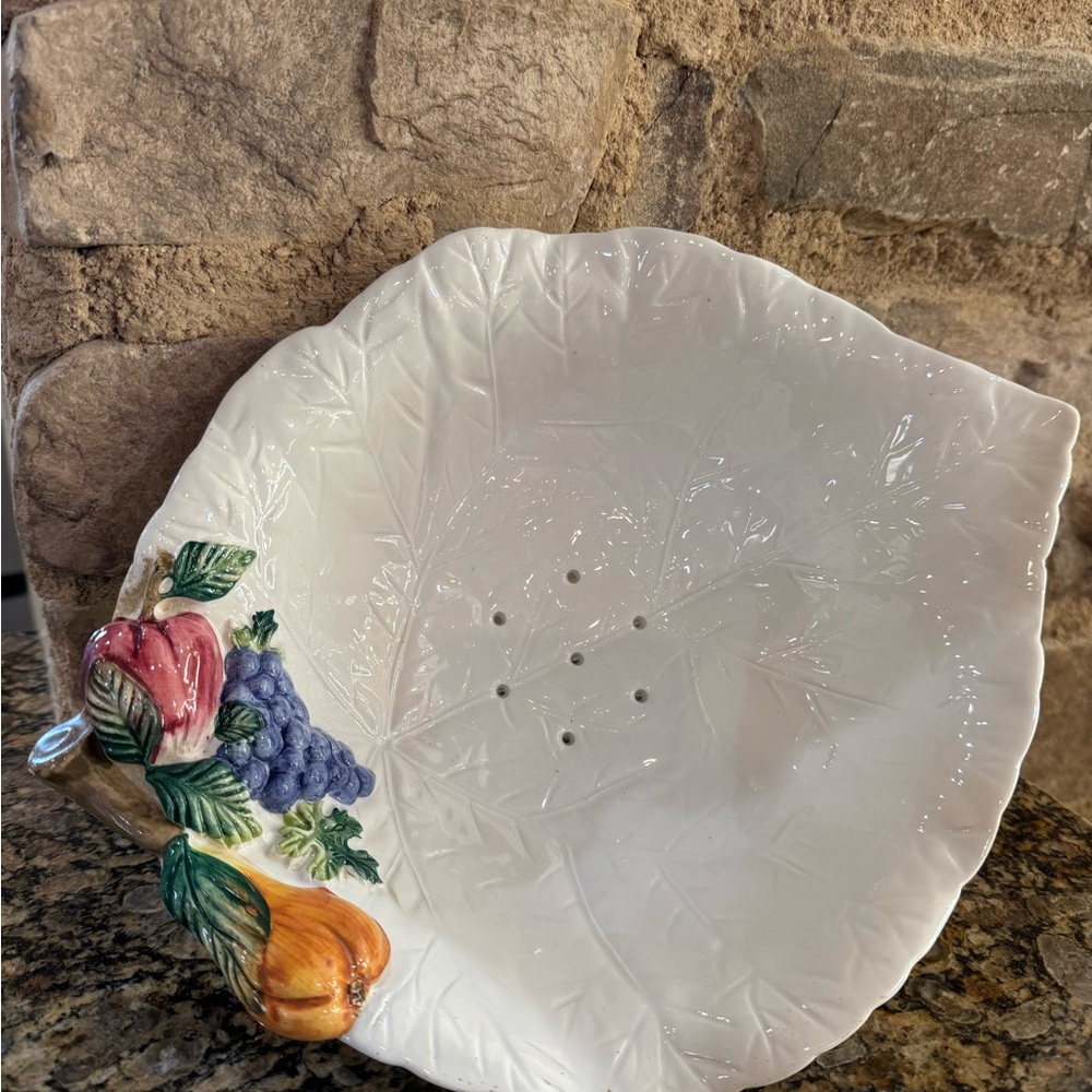 STUNNING VINTAGE LEAF Majolica Bassano Italy Pottery Colander Strainer Bowl FIRM